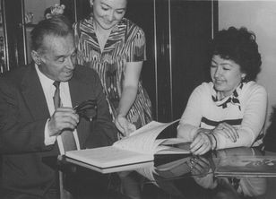 Ziyodullo Shahidi with his granddaughter Nargis and daughter Munira